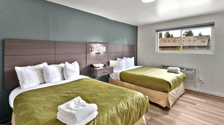 Econo Lodge Inn and Suites Room