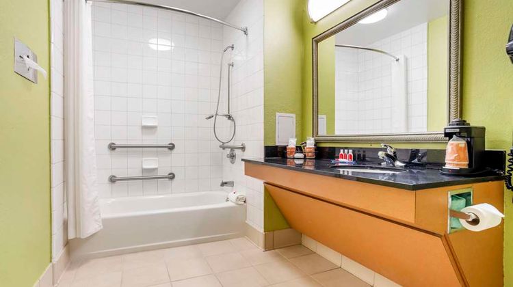 Econo Lodge Moss Point Room