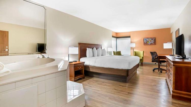 Econo Lodge Moss Point Suite