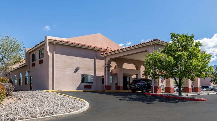 Quality Inn & Suites Exterior
