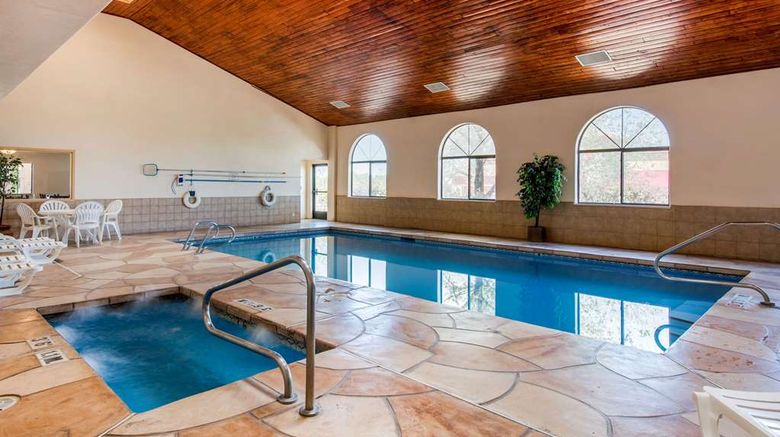 <b>Quality Inn & Suites Pool</b>. Images powered by <a href="https://iceportal.shijigroup.com/" title="IcePortal" target="_blank">IcePortal</a>.