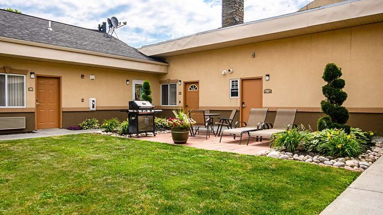 <b>Quality Inn & Suites Glenmont - Albany S Pool</b>. Images powered by <a href="https://iceportal.shijigroup.com/" title="IcePortal" target="_blank">IcePortal</a>.