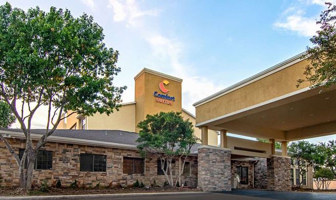 Comfort Suites Dallas Exterior