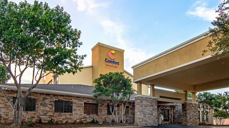 Comfort Suites Dallas Exterior