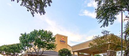 Comfort Suites Dallas Exterior