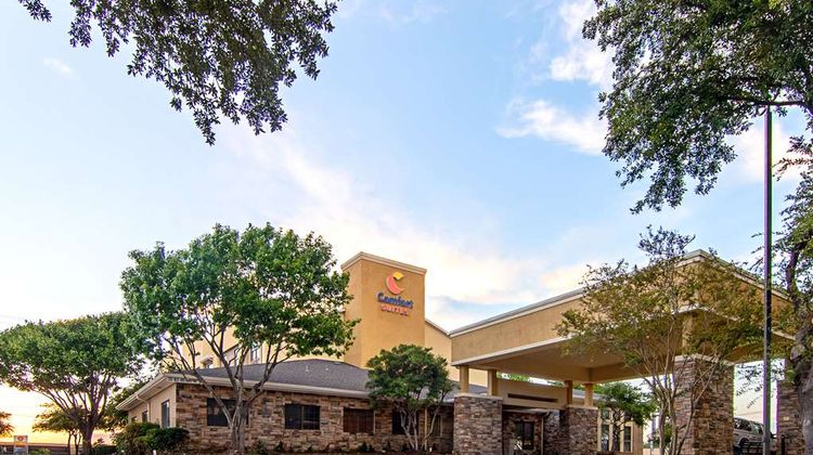 Comfort Suites Dallas Exterior