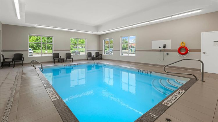 Comfort Inn and Suites Bowmanville Pool