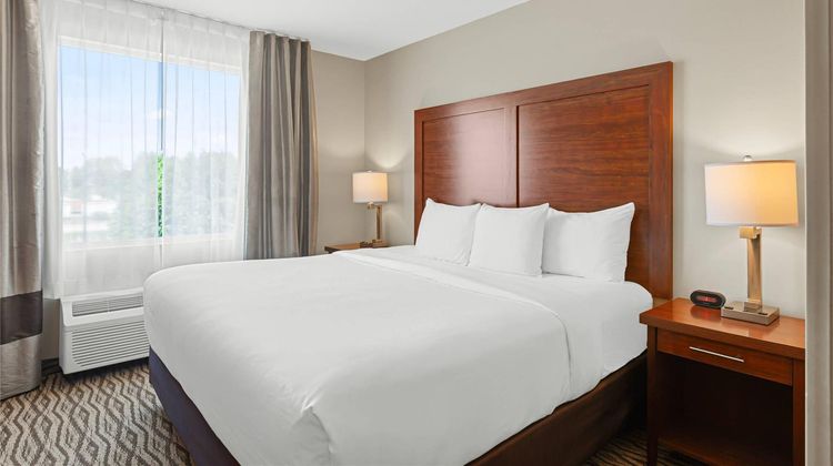 Comfort Inn and Suites Bowmanville Suite