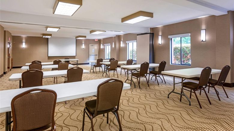 <b>Comfort Inn & Suites Canton Meeting</b>. Images powered by <a href="https://iceportal.shijigroup.com/" title="IcePortal" target="_blank">IcePortal</a>.