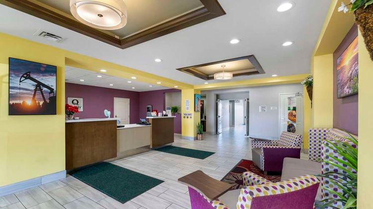 Quality Inn & Suites Carlsbad Lobby