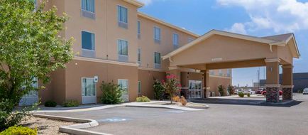 Quality Inn & Suites Carlsbad Exterior