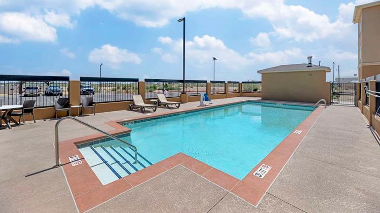 Quality Inn & Suites Carlsbad Pool