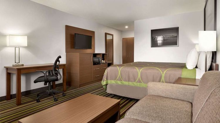 Super 8 Windsor/Dougall Room