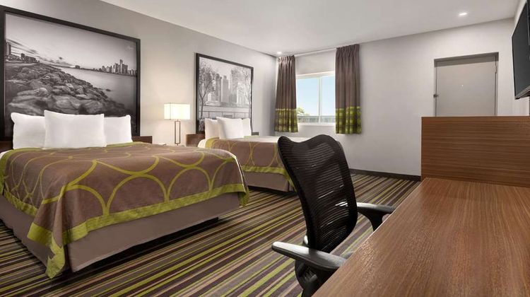 Super 8 Windsor/Dougall Room