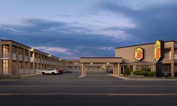 Super 8 Windsor/Dougall