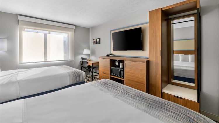 AmericInn by Wyndham Delafield Room