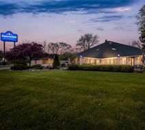 AmericInn by Wyndham Delafield Exterior