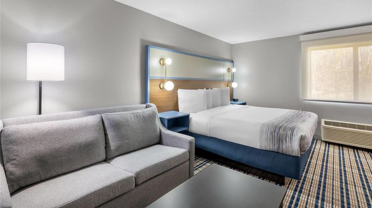 AmericInn by Wyndham Delafield Suite