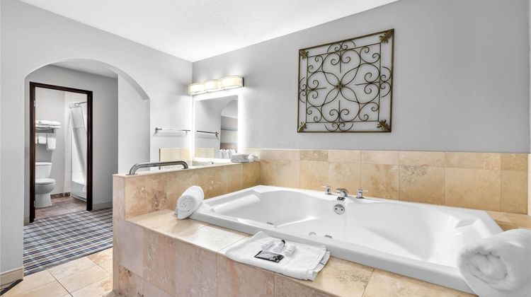 AmericInn by Wyndham Delafield Suite