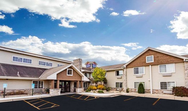 AmericInn Hotel & Suites Long Lake Exterior