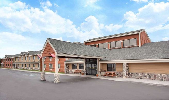 AmericInn Lodge & Suites Calumet Exterior