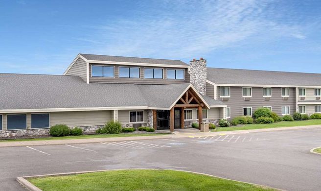 AmericInn by Wyndham Two Harbors Exterior