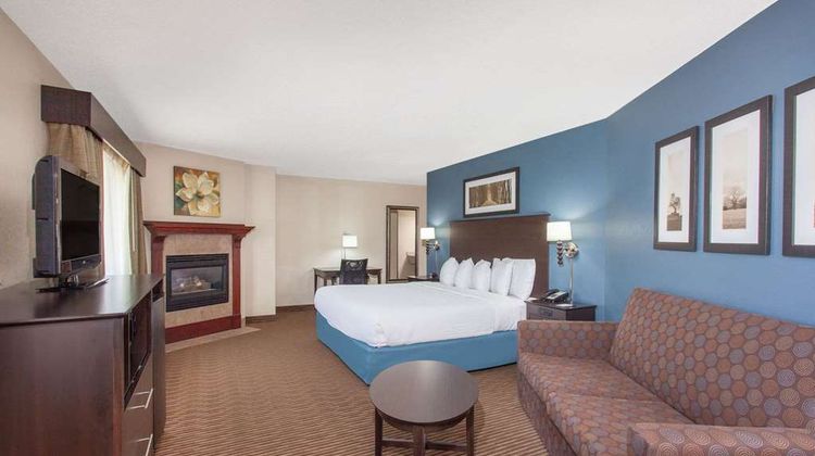 AmericInn by Wyndham Mankato Center Suite
