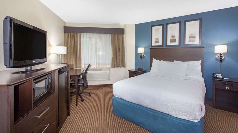 <b>AmericInn by Wyndham Mankato Center Room</b>. Images powered by <a href="https://iceportal.shijigroup.com/" title="IcePortal" target="_blank">IcePortal</a>.
