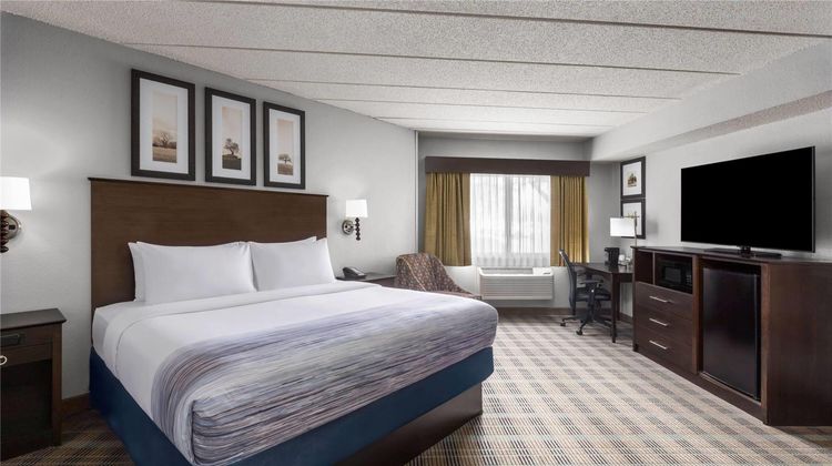 AmericInn by Wyndham Mankato Center Suite