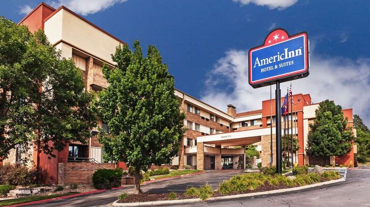 AmericInn by Wyndham Omaha Exterior