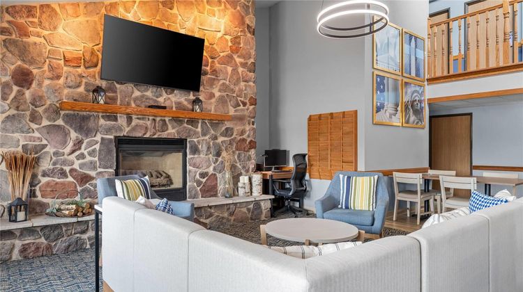 AmericInn by Wyndham Sturgeon Lobby