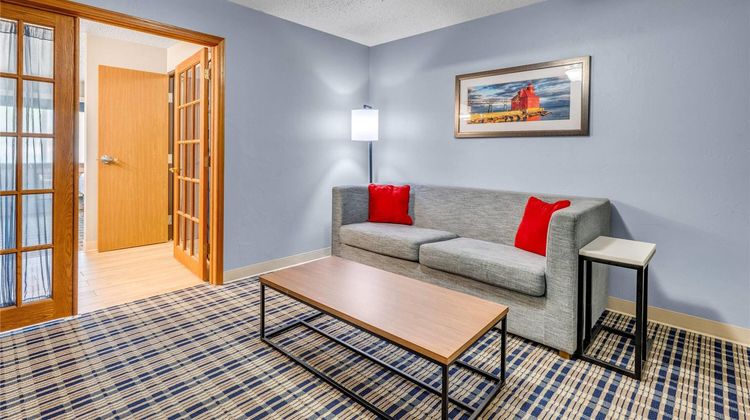 AmericInn by Wyndham Sturgeon Suite