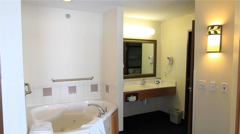 <b>AmericInn by Wyndham Cedar Rapids Suite</b>. Images powered by <a href="https://iceportal.shijigroup.com/" title="IcePortal" target="_blank">IcePortal</a>.