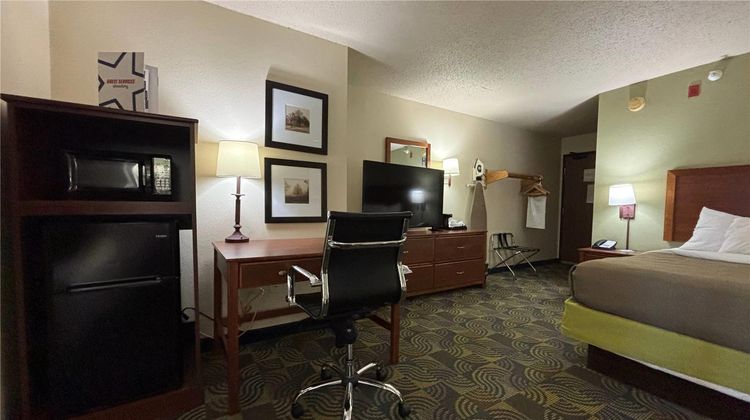 AmericInn by Wyndham Kewanee Suite