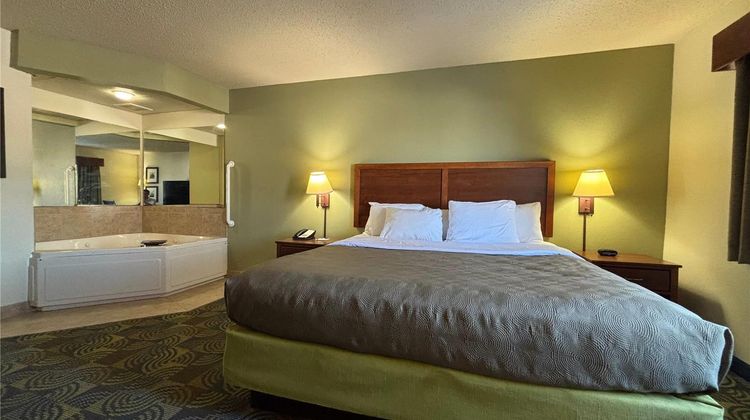 AmericInn by Wyndham Kewanee Suite