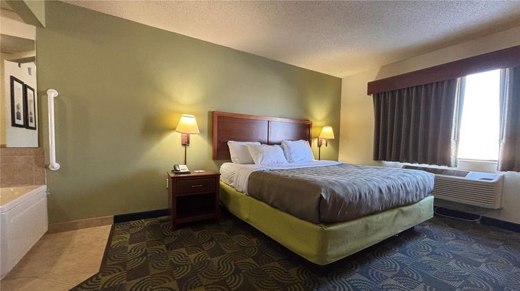 AmericInn by Wyndham Kewanee Suite