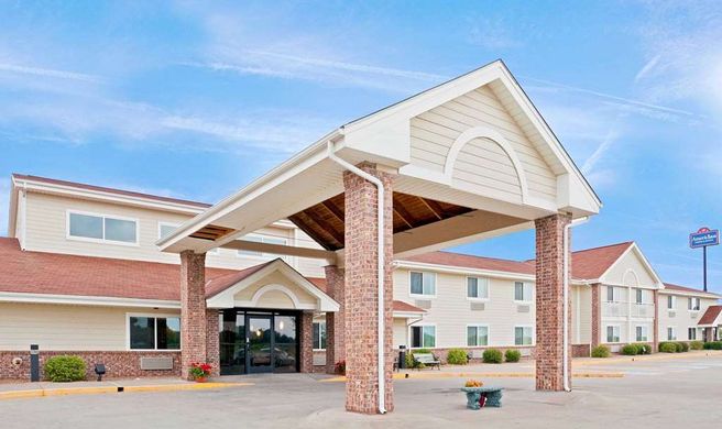 AmericInn by Wyndham Northfield Exterior