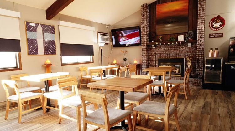 AmericInn by Wyndham Forest Lake Restaurant
