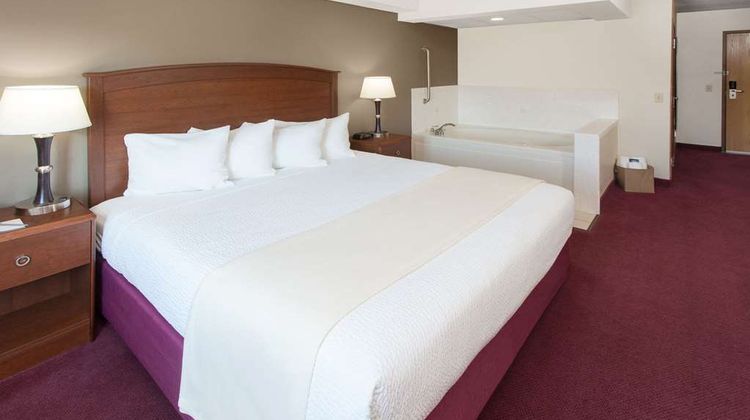 AmericInn by Wyndham Iowa Falls Suite