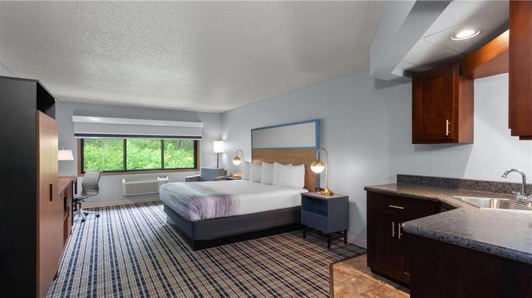 AmericInn Hotel & Suites West Salem Suite