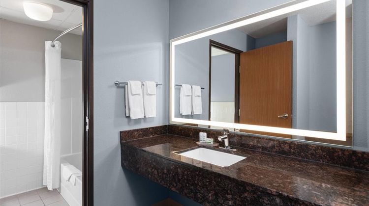 AmericInn Hotel & Suites West Salem Room