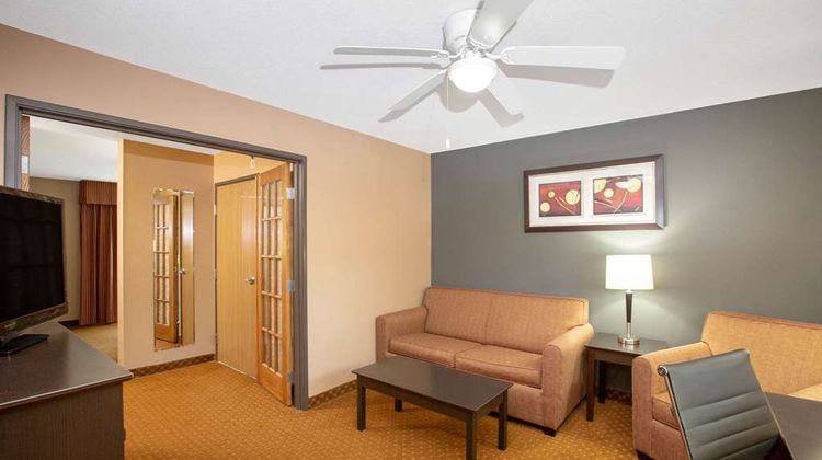 AmericInn by Wyndham Coralville Suite