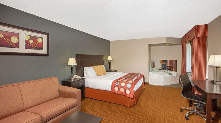 AmericInn by Wyndham Coralville Suite