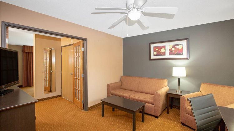 AmericInn by Wyndham Coralville Suite