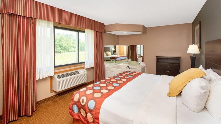 AmericInn by Wyndham Coralville Suite
