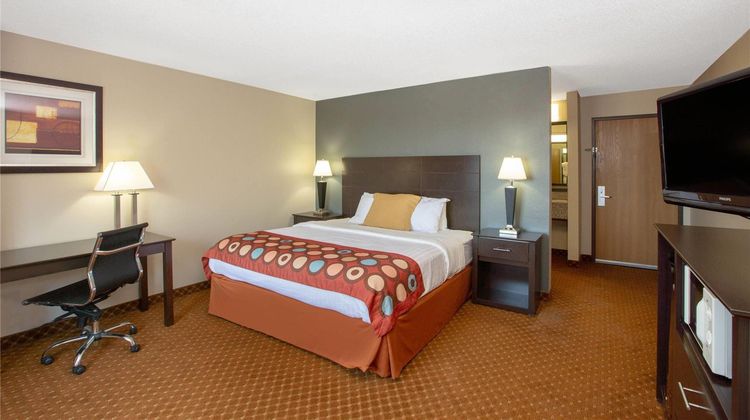 AmericInn by Wyndham Coralville Suite