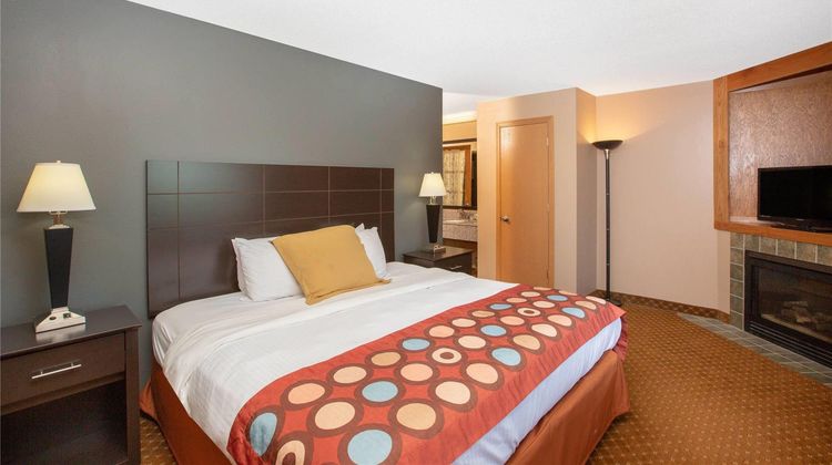 AmericInn by Wyndham Coralville Suite