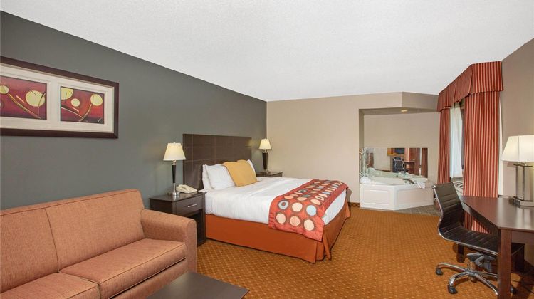 AmericInn by Wyndham Coralville Suite