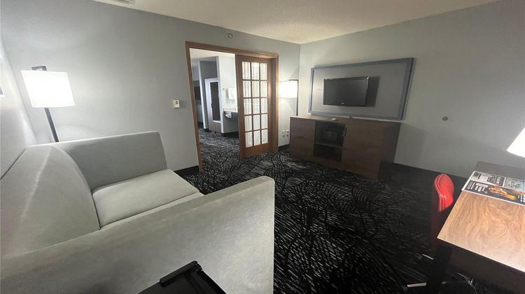 AmericInn by Wyndham Lincoln North Suite