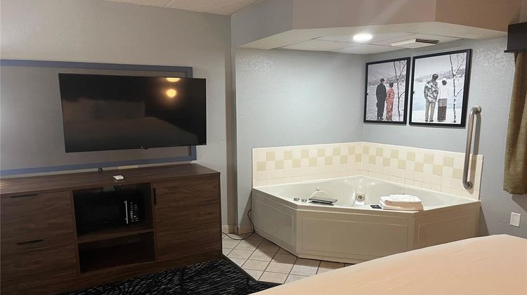 AmericInn by Wyndham Lincoln North Suite